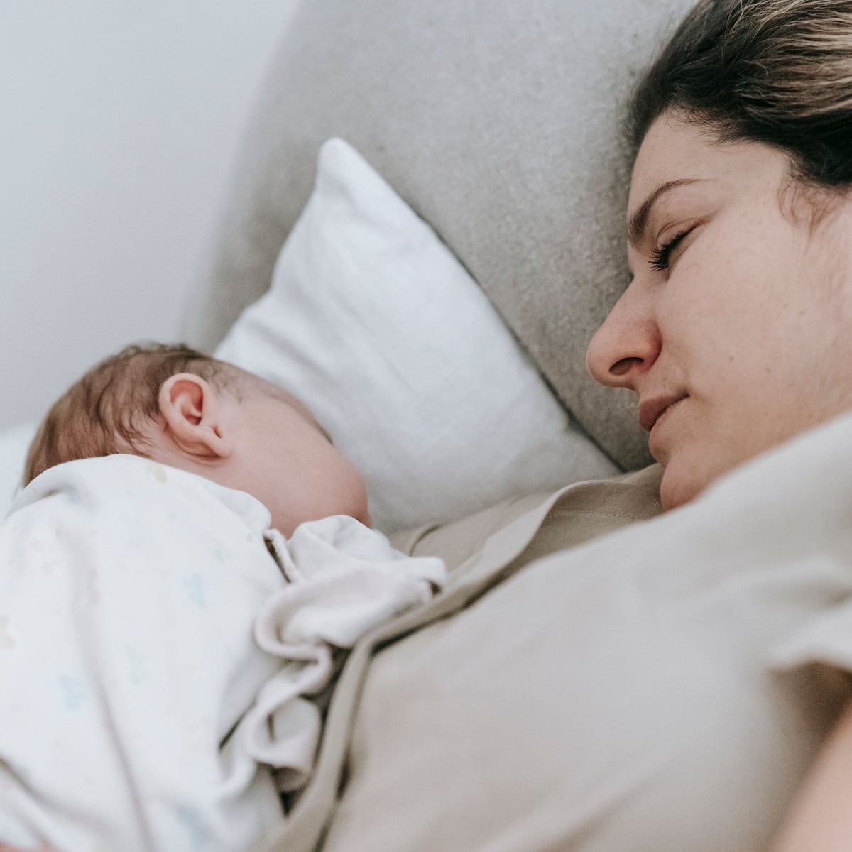 Postpartum Yoga Nidrā - Diepe Rust en Herstel - een moeder en haar pasgeboren baby slapen dicht tegen elkaar aan - 23 minuten