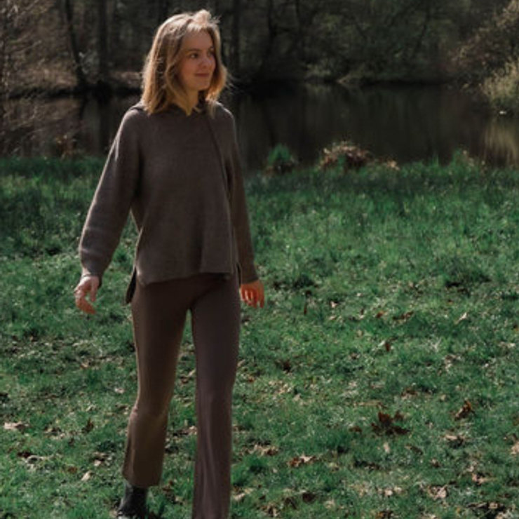 vrouw die in een natuurgebied staat