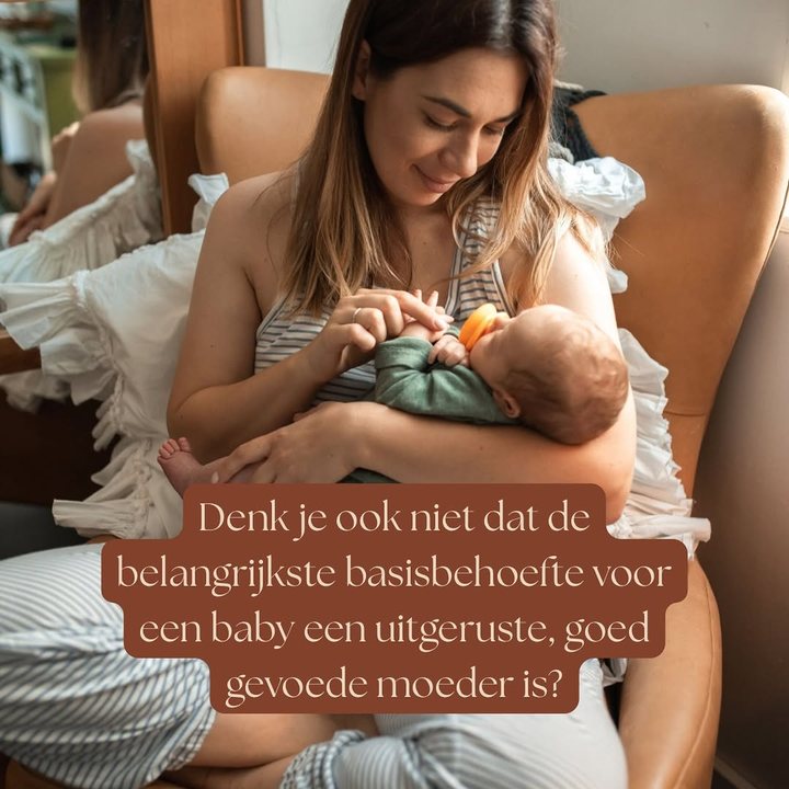 Moeder voedt haar baby in een fauteuil, met de tekst 'Denk je ook niet dat de belangrijkste basisbehoefte voor een baby een uitgeruste, goed gevoede moeder is?'
