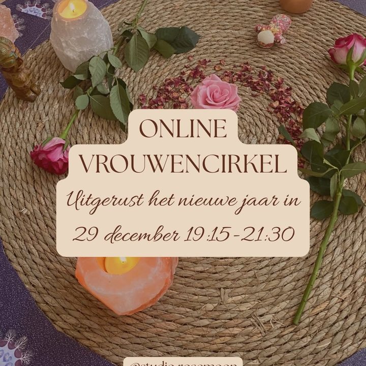 Altaar met kaarsen, rozen en kristallen - online vrouwencirkel 'Uitgerust het nieuwe jaar in' op 29 december