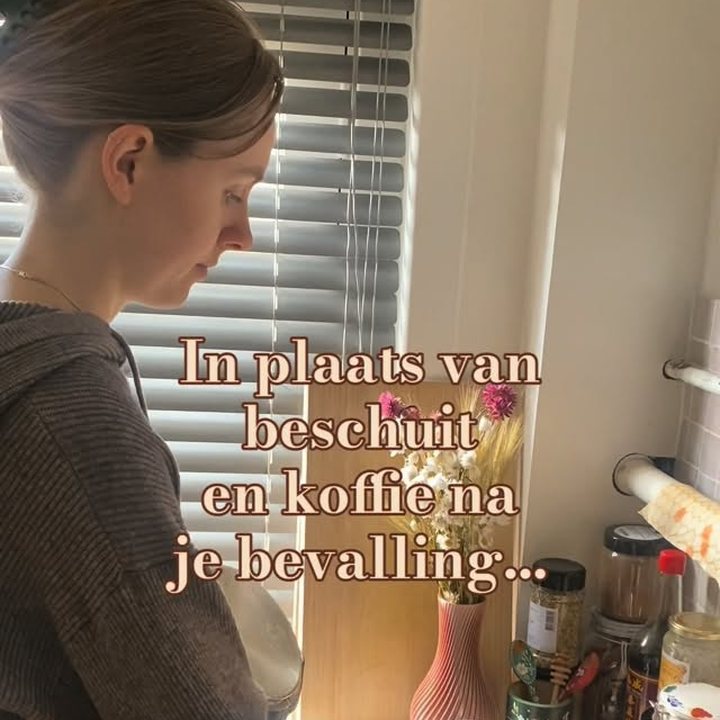 Video: een vrouw kookt in de keuken - in plaats van beschuit en koffie na je bevalling