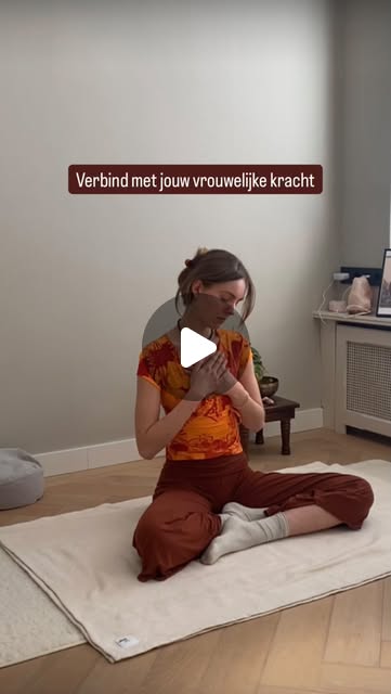 Video: verbind met jouw vrouwelijke kracht - oefening op de mat