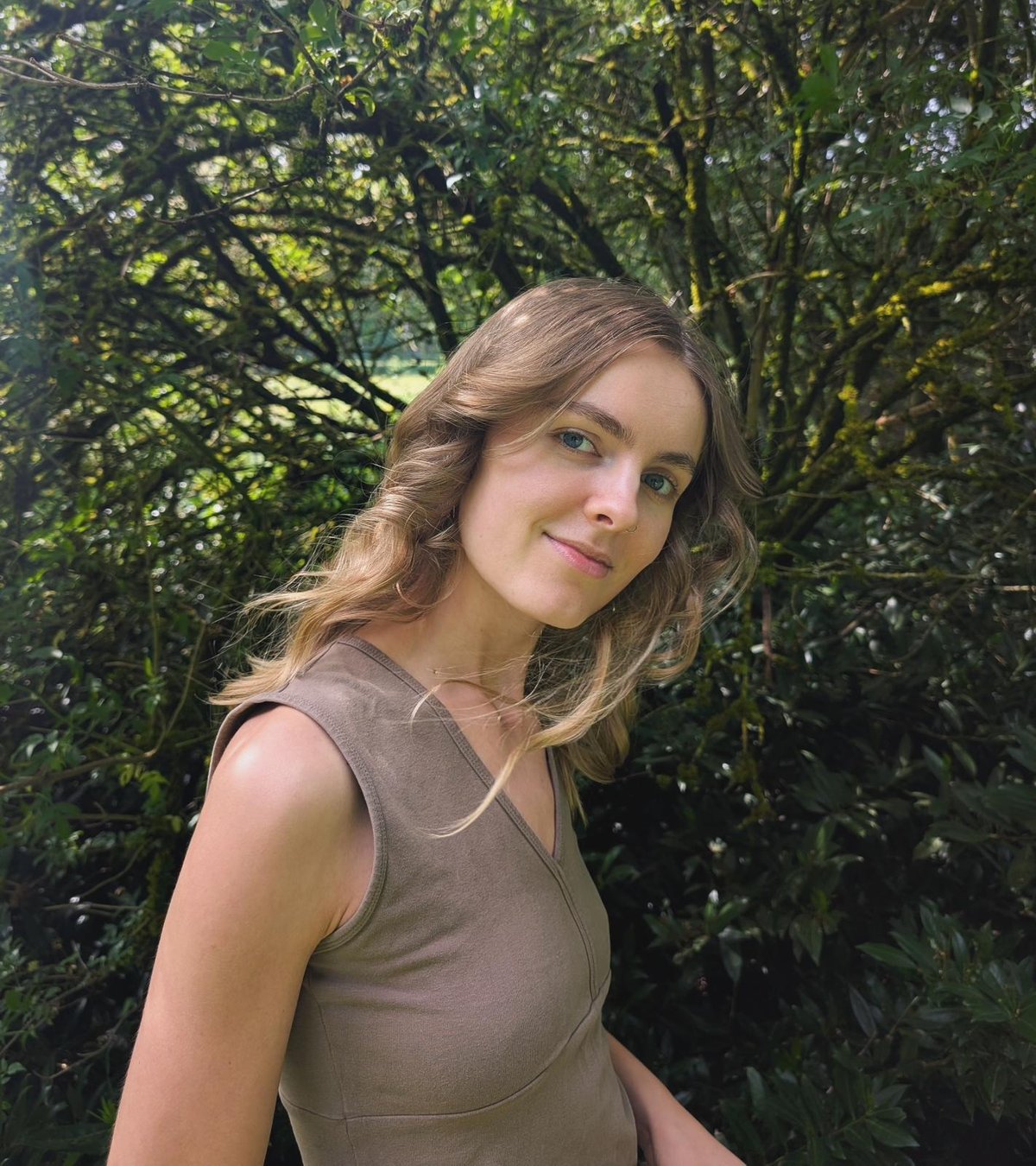 Manoek, postpartum doula bij Studio Rose Moon, tussen het groen