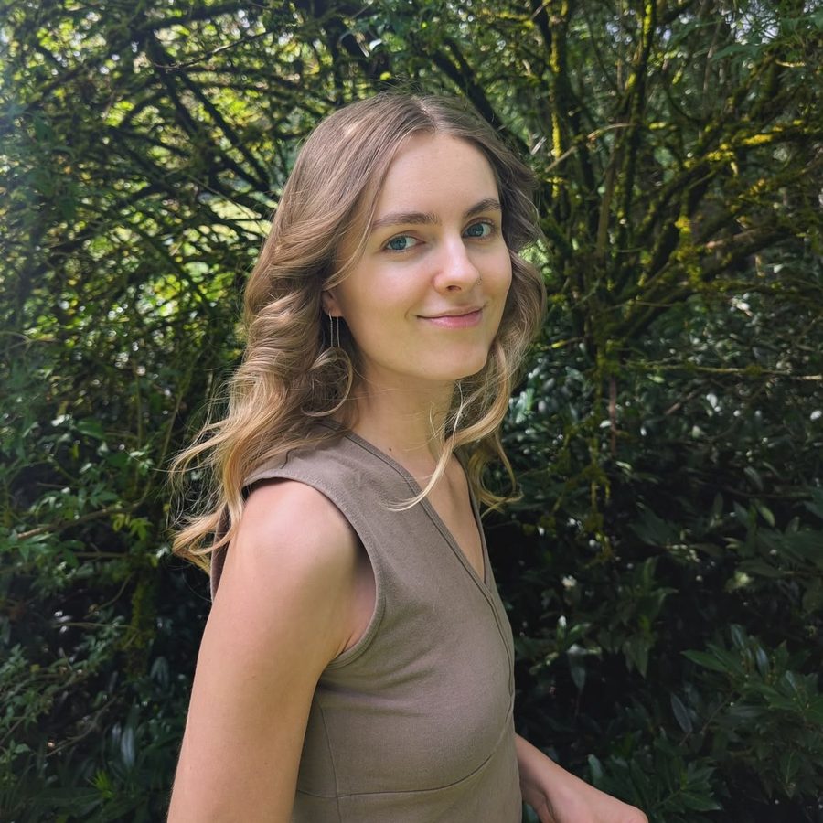 Manoek, postpartum doula bij Studio Rose Moon, tussen het groen