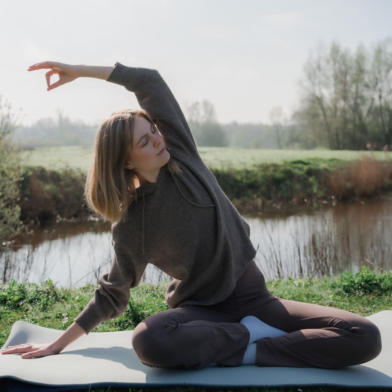 Manoek in een yoga houding in de natuur