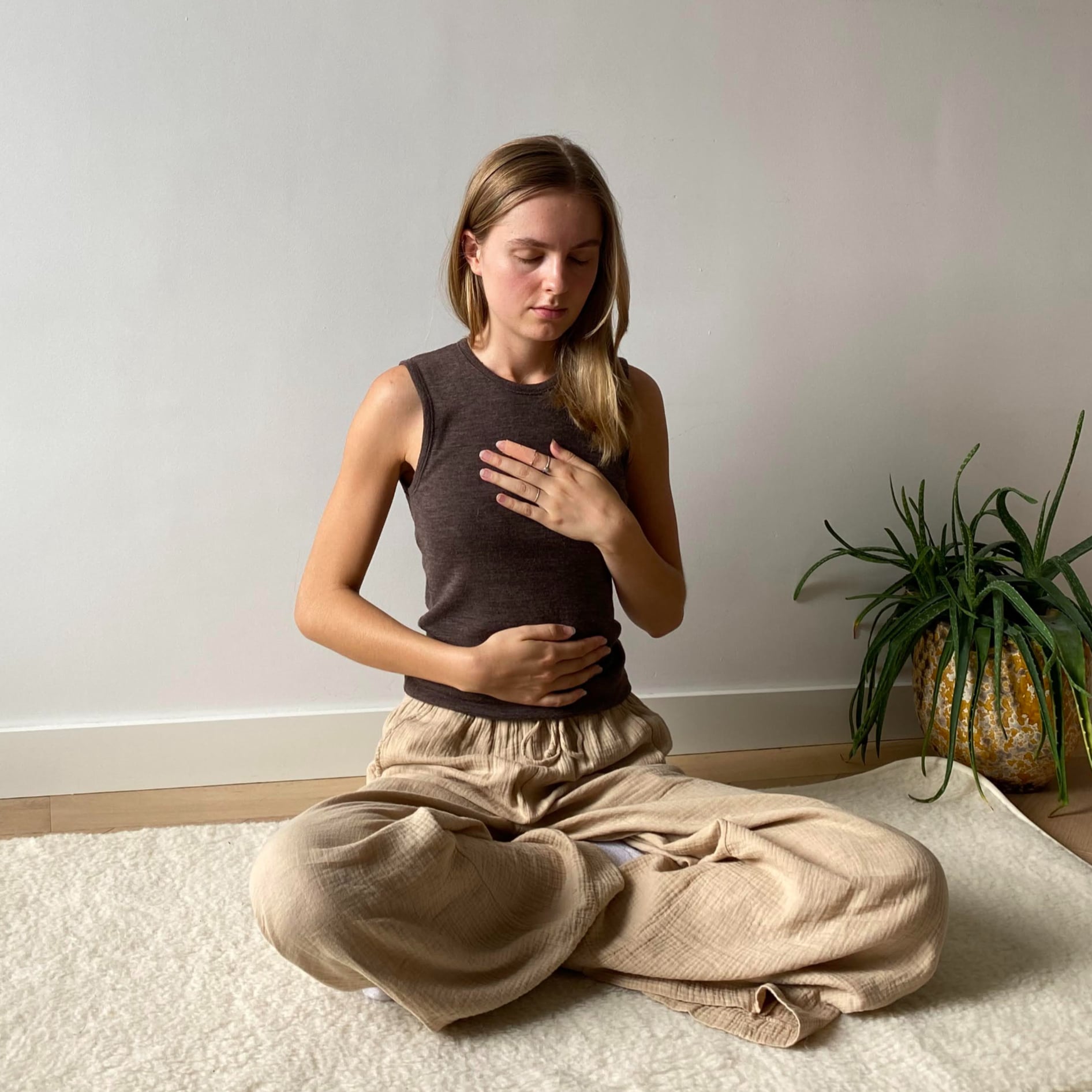 Meditatie met hand op het hart